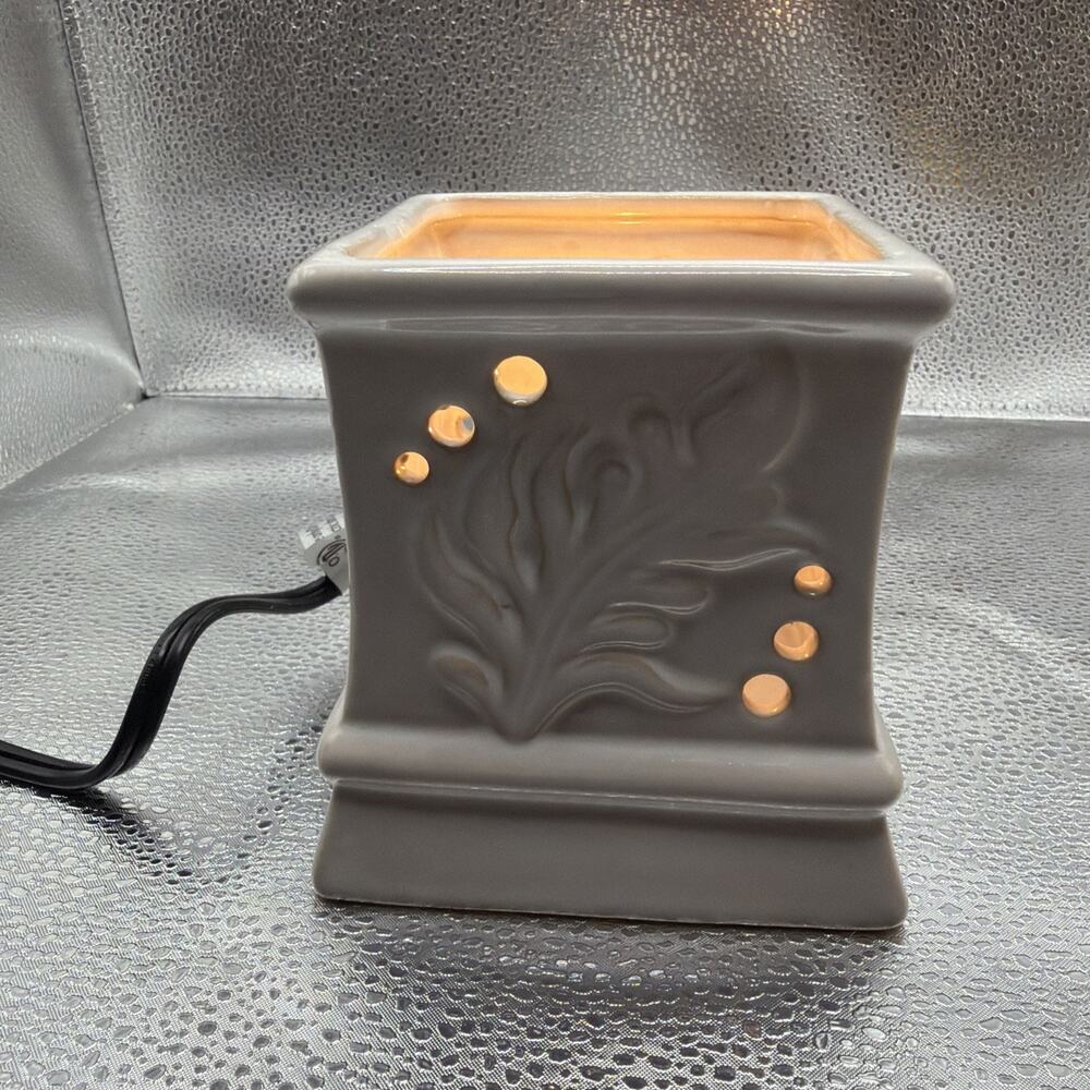 Essenza Electric Wax Warmer White with Leaf Motif Missing lid